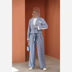 ست کت و شلوار زنانه مزونی طرح اسب گلدوزی شده به همراه کمربند پارچهای سه تکه - تصویر 4