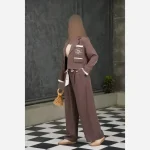 ست کت و شلوار زنانه مزونی طرح اسب گلدوزی شده به همراه کمربند پارچهای سه تکه - تصویر 2