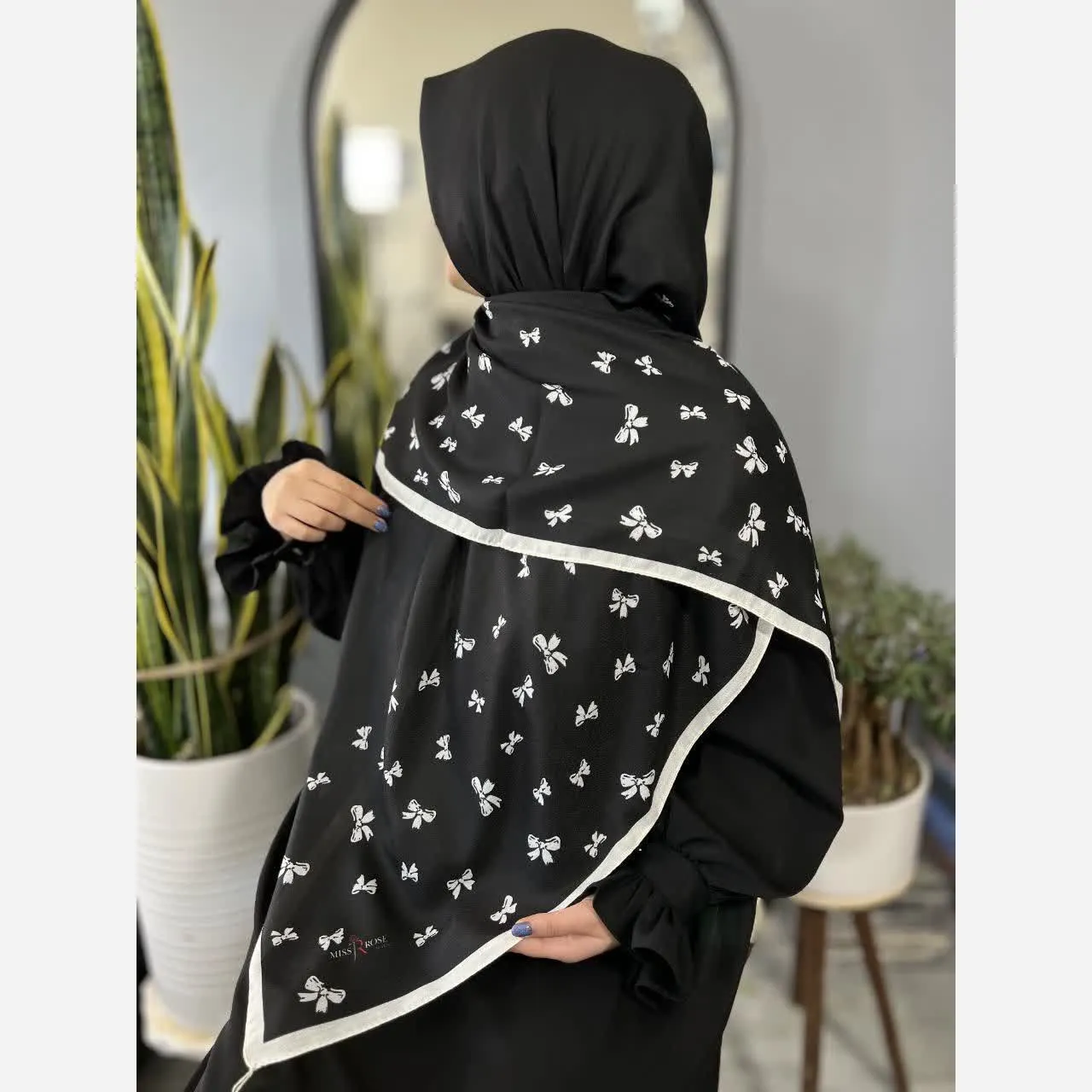 38b33cc5-ab04-4036-af32-226c96e48416 روسری سوپر نخ قواره 140 طرح دابل پاپیون برند میس رز - تصویر 1