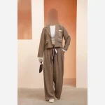 ست کت و شلوار زنانه مزونی طرح اسب گلدوزی شده به همراه کمربند پارچهای سه تکه - تصویر 6