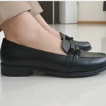 کفش زنانه مشکی چرم مصنوعی پاشنه 2 سانتیمتری مدل روناک - Image 3