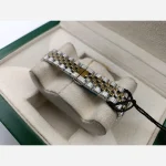 ساعت مچی زنانه سیکو طرح سه موتور بند دو رنگ طلایی صفحه مشکی با تقویم - تصویر 2
