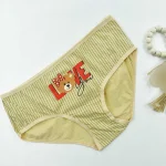 شورت زنانه نخی کرم طرح love سایز 2XL - Image 2