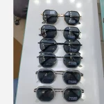 عینک آفتابی پلیس مدل چند ضلعی UV400 زنانه و مردانه فریم فلز و کائوچو رنگ مشکی طلایی - تصویر 14