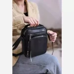 کیف دوشی مردانه جیپ مدل 5 زیپ سایز پاسپورتی رنگ مشکی و عسلی - Image 3
