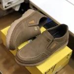 کفش مردانه بی بند مدل داریوش رنگ قهوه ای با رویه چرم صنعتی هورس و زیره پیو - Image 6
