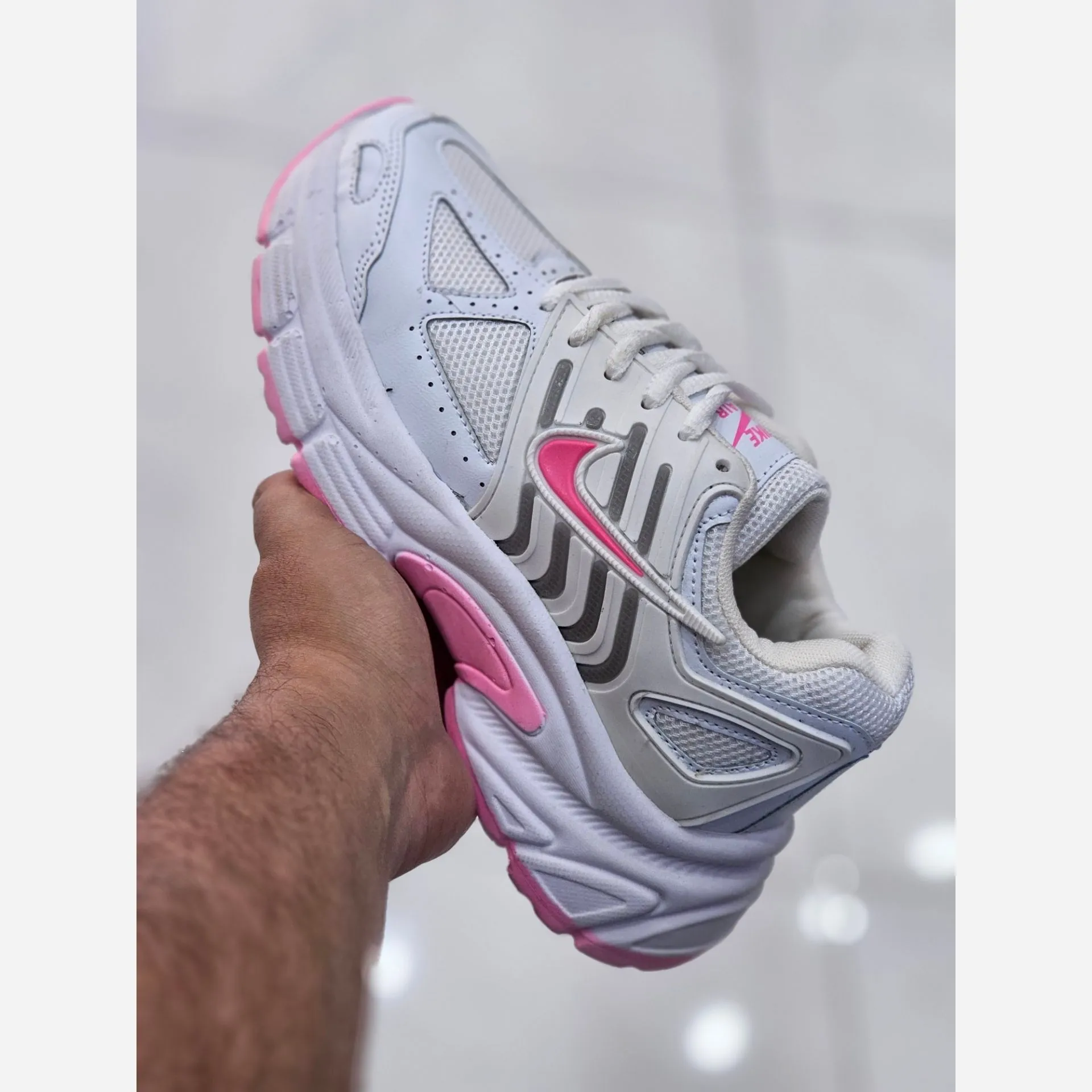 1a557c38-acd2-401b-bb0b-5a84de49bb21 کفش اسپرت دخترانه نایک سفید صورتی سایز 37 تا 40 با زیره پیو نرم مناسب پیادهروی و طبیعتگردی - Image 1