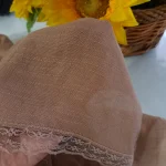 شال زنانه نخ بهاره دور گیپور نسکافه ای ابعاد 170 در 53 سانتیمتر - Image 2