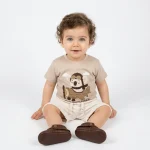 ست تیشرت و شلوارک اسپرت پسرانه طرح خلبان کد MM2242 - Image 4