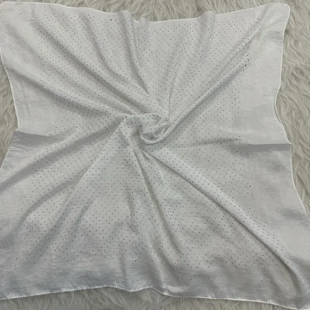 af4222e4-cd13-49ac-9d31-261731a581db مینی اسکارف مجلسی گارزا نگین دار ابعاد 70 در 70 سانتی متر - Image 1