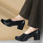 کفش طبی زنانه پاشنه دار مدل هلالی با رویه چرم صنعتی مشکی و زیره PVC - Image 5