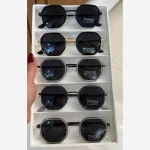 عینک آفتابی پلیس مدل چند ضلعی UV400 زنانه و مردانه فریم فلز و کائوچو رنگ مشکی طلایی - تصویر 13