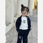 ست سه تیکه دخترانه سویشرت و شلوار مناسب 4 تا 8 سال جنس دو نخ ملانژ و تاپ فنریپ نخ پنبه - Image 3