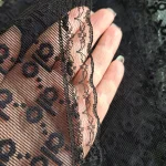 مینی اسکارف سه گوش طرح الو رنگ مشکی دور گیپور دوزی شده - Image 2