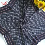 روسری زنانه مشکی سفید نخی قواره 140 منگوله دار بهاره - Image 2