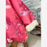 کاپشن دخترانه مموری ضد آب طرح تک شاخ داخل خز سرخابی 2 تا 9 سال - تصویر 4