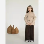 ست پاییزه بلوز و شلوار دخترانه قلب و پاپیون دورس و کتان مناسب 7 تا 14 سال - تصویر 5