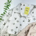 شومیز کتان اسپرت طرح LV قواره لش مناسب دختر و پسر 10 تا 20 سال - تصویر 5