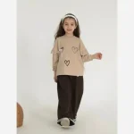 ست پاییزه بلوز و شلوار دخترانه قلب و پاپیون دورس و کتان مناسب 7 تا 14 سال - تصویر 2